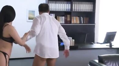 Vdaná sekretářka Nao Jinguji se potí při drsném šukání v kanceláři