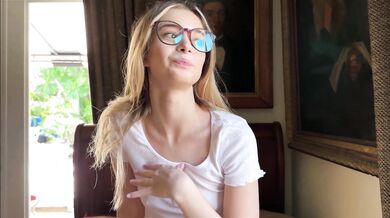 Blondýnka Molly Little v brýlích kouří a jezdí v POV