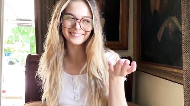 Blondýnka Molly Little v brýlích kouří a jezdí v POV