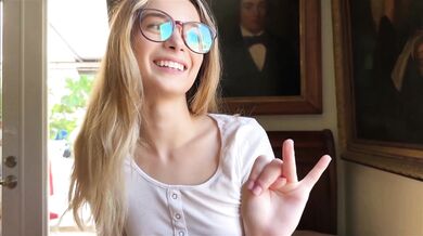 Blondýnka Molly Little v brýlích kouří a jezdí v POV