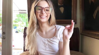 Blondýnka Molly Little v brýlích kouří a jezdí v POV