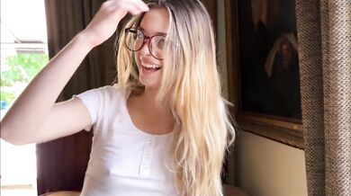 Blondýnka Molly Little v brýlích kouří a jezdí v POV