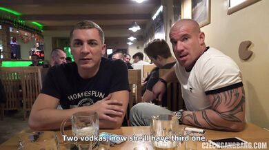 Prsatá blond barmanka Lilly Peterson si v hospodě užije gangbang