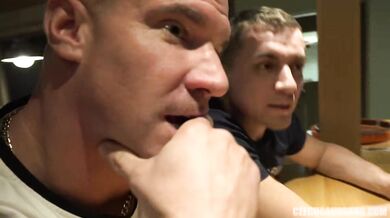 Prsatá blond barmanka Lilly Peterson si v hospodě užije gangbang