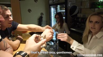 Prsatá blond barmanka Lilly Peterson si v hospodě užije gangbang
