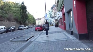 Blondýnka Claudia Mac je sbalena a ošukána v českém karavanu