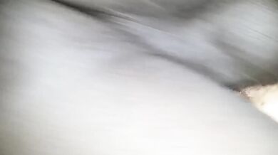 Amatérská manželka je šukána velkým černým pérem, zatímco její manžel to natáčí
