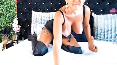 Prsatá MILF Inanna Ishtar si na živém přenosu šuká kundičku dildem
