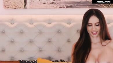 Prsatá blondýnka Jessie Jayne svádí v prádle a stimuluje si kundičku vibrátorem