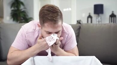 Kyprá MILF Carmela přistihne chlapa, jak očichává její kalhotky