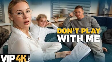 Blonďatá MILF lektorka bere dva ptáky do každé díry