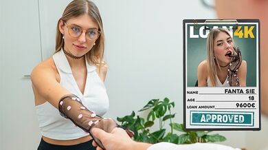Nadržená blondýnka z kanceláře kouří a jezdí na svém šéfovi