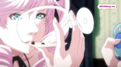 Růžovovlasá kráska podojí ptáka při hrátkách s jídlem a upatlaném footjobu (hentai anime)