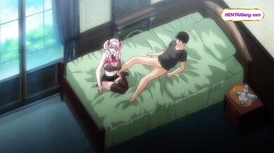 Růžovovlasá kráska podojí ptáka při hrátkách s jídlem a upatlaném footjobu (hentai anime)