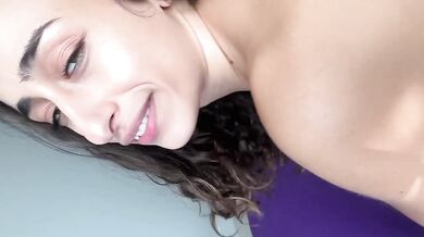 Zelenooká brunetka si nechá ošukat kundičku i zadek a dostane anální creampie