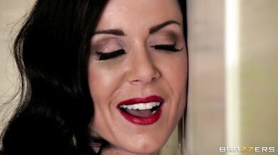 Kendra Lust se připojí ke dvěma elegantním lesbičkám na divokou trojku v hotelu