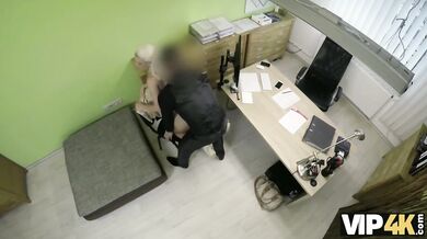 Blanche Bradburry kouří v POV a tvrdě jezdí
