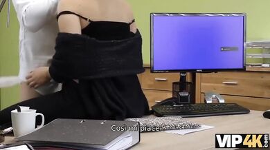 Una šuká v kanceláři s agentem za peníze