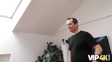 Blonďatá manželka šuká s cizincem za peníze, zatímco se její manžel dívá