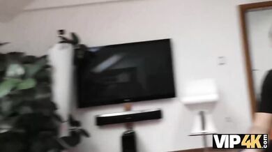Blonďatá manželka šuká s cizincem za peníze, zatímco se její manžel dívá