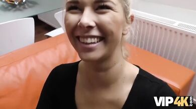 Blonďatá manželka šuká s cizincem za peníze, zatímco se její manžel dívá
