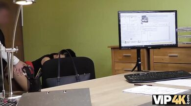 Inga šuká s cizincem venku za peníze