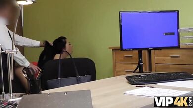 Inga šuká s cizincem venku za peníze