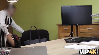 Inga šuká s cizincem venku za peníze