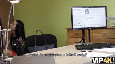 Inga šuká s cizincem venku za peníze