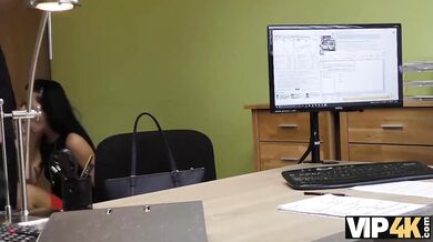 Inga šuká s cizincem venku za peníze