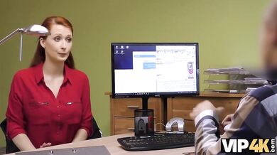 Belle za peníze kouří a jezdí na cizím chlapovi na kancelářském stole