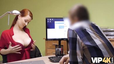 Belle za peníze kouří a jezdí na cizím chlapovi na kancelářském stole