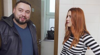 Zrzavá manželka za peníze kouří ptáka cizince na veřejných toaletách