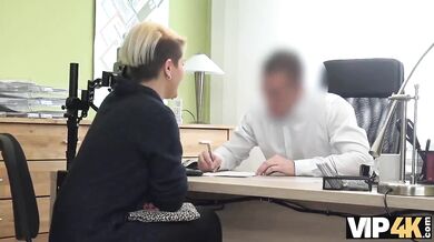 Lucy Shine šuká úvěrového agenta přímo na jeho stole