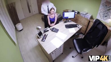 Nata Lee šuká úvěrového agenta na jeho kancelářském stole