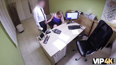 Nata Lee šuká úvěrového agenta na jeho kancelářském stole