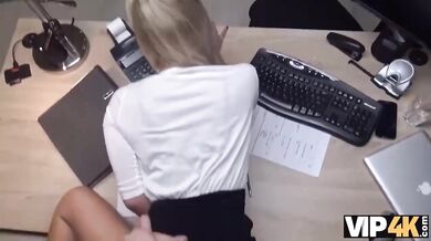 Nathaly Teges svádí svého šéfa, aby ji tvrdě ošukal na stole