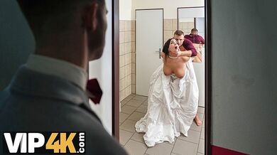 Sofia Lee podvádí ve svatebních šatech na veřejných toaletách