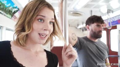 Kali Roses šuká v přeplněném vagónu metra