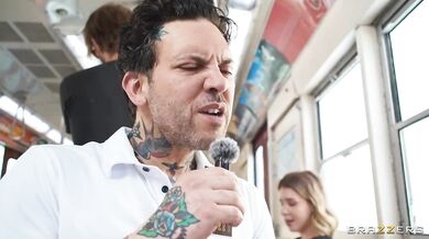Kali Roses šuká v přeplněném vagónu metra