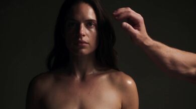 Brunetka, která chce být pornohvězdou, se na castingu ve studiu sblíží s režisérem