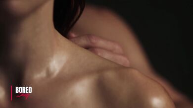 Brunetka, která chce být pornohvězdou, se na castingu ve studiu sblíží s režisérem