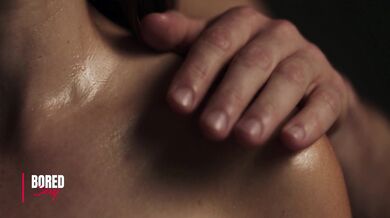 Brunetka, která chce být pornohvězdou, se na castingu ve studiu sblíží s režisérem