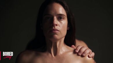 Brunetka, která chce být pornohvězdou, se na castingu ve studiu sblíží s režisérem