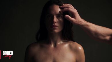 Brunetka, která chce být pornohvězdou, se na castingu ve studiu sblíží s režisérem