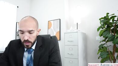 Lani Rails poskytuje svému kolegovi dokonalou úlevu od stresu v kanceláři