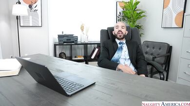 Lani Rails poskytuje svému kolegovi dokonalou úlevu od stresu v kanceláři