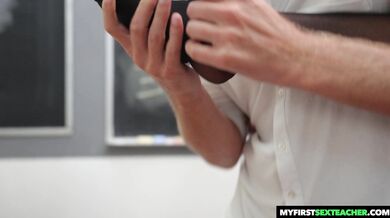 Žhavá profesorka Audrey Bitoni uděluje nezapomenutelnou lekci