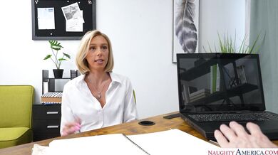 Blondýnka Lovely Lo udělá cokoli, aby si udržela práci