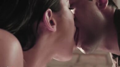 Angela White si dopřává olejovou Nuru masáž